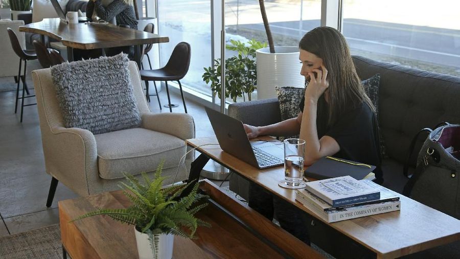 Saat ini banyak perusahaan baru banyak memanfaatkan ruang kerja bersama (Coworking Space).