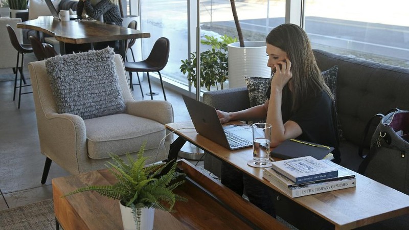 Saat ini banyak perusahaan baru banyak memanfaatkan ruang kerja bersama (Coworking Space).