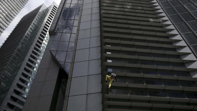 Seorang pemanjat bebas asal Prancis, Alain Robert, ditangkap aparat kepolisian Ibu Kota Filipina, Manila setelah berupaya memanjat salah satu gedung tertinggi setempat. (REUTERS/Eloisa Lopez)