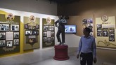 Bagi pencinta selfie, bisa juga berfoto bersama patung ikon Bollywood, Raj Kapoor. Rekaman KL Saigal, superstar film pertama berbahasa India pun bisa didengar. (AFP/PUNIT PARANJPE)
