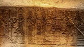 Sebuah foto yang diambil pada tanggal 27 Januari 2019, menunjukkan hieroglif di Kuil Agung Abu Simbel, di selatan Aswan di Mesir. (Photo by Ludovic MARIN / AFP)