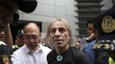 Usai beraksi, Kepolisian Manila lantas menahan Alain Robert atas tuduhan mengganggu ketertiban umum. (REUTERS/Eloisa Lopez)