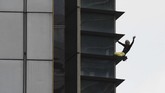 Alain Robert telah memanjat seratus bangunan tanpa bantuan tali atau peralatan keselamatan lainnya di berbagai tempat di dunia. (REUTERS/Eloisa Lopez)