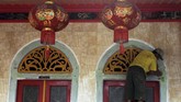 Pekerja mengecat ornamen di kelenteng En Ang Kiong, Malang, Jawa Timur. (ANTARA FOTO/Ari Bowo Sucipto)