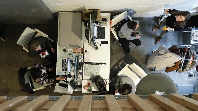 Saat ini banyak perusahaan baru banyak memanfaatkan ruang kerja bersama (Coworking Space).