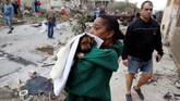 Sementara menanti bantuan, sejumlah warga mengingat kembali momen mengerikan yang mereka lalui ketika tornado menyapu tempat tinggalnya. (Reuters/Fernando Medina)