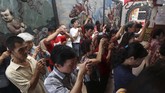 Umat Tri Dharma melakukan sembahyang 'Song Sen' di Klenteng Tjoe Hwie Kiong, Kota Kediri, Jawa Timur. Sembahyang seminggu sebelum Imlek tersebut bertujuan mengantarkan dewa-dewi ke langit agar mengabarkan perbuatan baik umat selama setahun kepada yang kuasa. (ANTARA FOTO/Prasetia Fauzani)