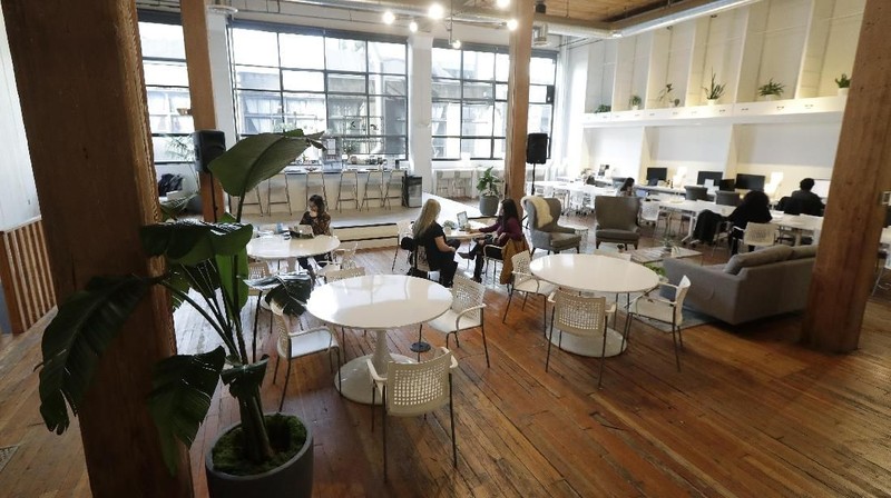 Saat ini banyak perusahaan baru banyak memanfaatkan ruang kerja bersama (Coworking Space).