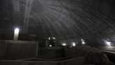 Sementara di sebagian besar waktu, tempat suci dari kuil utama di Abu Simbel tersebut hampir sepenuhnya gelap. (Photo by Ludovic MARIN / AFP)