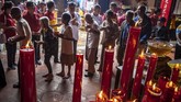 Warga lanjut usia (lansia) menerima angpau dari para pengurus Yayasan Kelenteng Tay Kak Sie di Semarang, Jawa Tengah. (ANTARA FOTO/Aji Styawan)