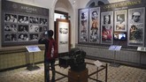 Yang juga membuat pengunjung tertarik: berbagai koleksi kamera untuk membuat film. (AFP/PUNIT PARANJPE)