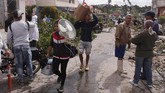 Presiden Kuba, Miguel Diaz-Canel, langsung memerintahkan satu tim untuk mengupayakan pengembalian daya di sejumlah daerah yang listriknya padam akibat tornado. (Reuters/Fernando Medina)