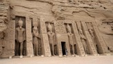 Bukan hanya pejabat negara dan orang-orang penting, sekitar dua ribu orang lainnya turut serta berkumpul di Kuil Abu Simbel untuk mengamati sinar matahari yang jatuh di patung-patung kuil. (Photo by Ludovic MARIN / AFP)