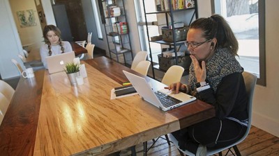 ruang kerja bersama coworking space modernWell kerja In this Jan. 16, 2019 photo, Kristin Nilsen, right, a writer, takes advantage of the Quiet Room at ModernWell in Minneapolis. ModernWell is one of a growing number of women-only and women-focused workspaces around the country. While many predate the #MeToo movement, their growth has been interlinked with it as it put combating workplace harassment on the national agenda. (AP Photo/Jim Mone)
