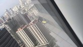 Menurut catatan Guinness World Records, Alain Robert meraih rekor mendaki gedung terbanyak tanpa bantuan. (Marcus Aliwalas/via REUTERS)