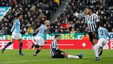 Manchester City sudah mencetak gol saat pertandingan baru berjalan satu menit. Sergio Aguero berhasil membobol gawang kiper Newcastle, Martin Dubravka. (Reuters/Lee Smith)