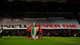 Manchester United dan Burnley menjalani sesi mengheningkan cipta untuk korban tragedi pesawat Munich dan Emiliano Sala. (REUTERS/Phil Noble)