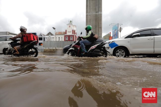 Banjir 3 Meter, Warga Cililitan Mengungsi ke Pinggir Jalan