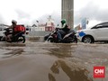 Banjir 3 Meter, Warga Cililitan Mengungsi ke Pinggir Jalan