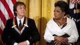 Kala Obama menjabat, Oprah (kanan) dan Paul McCartney (kiri) pernah mendapatkan penghargaan dari Pemerintah AS atas dedikasi mereka dalam dunia seni. (JIM WATSON / AFP)