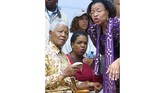 Bukan hanya dengan politisi Amerika Serikat. Bukti Oprah memiliki pengaruh mendunia adalah kala dirinya bisa dekat dengan mantan Presiden Afrika Selatan Nelson Mandela (kiri) dan istrnya pada 22 Desember 2002. Kala itu, Oprah diundang hadir di pesta Natal di kediaman Mandela. (RAJESH JANTILAL / AFP)