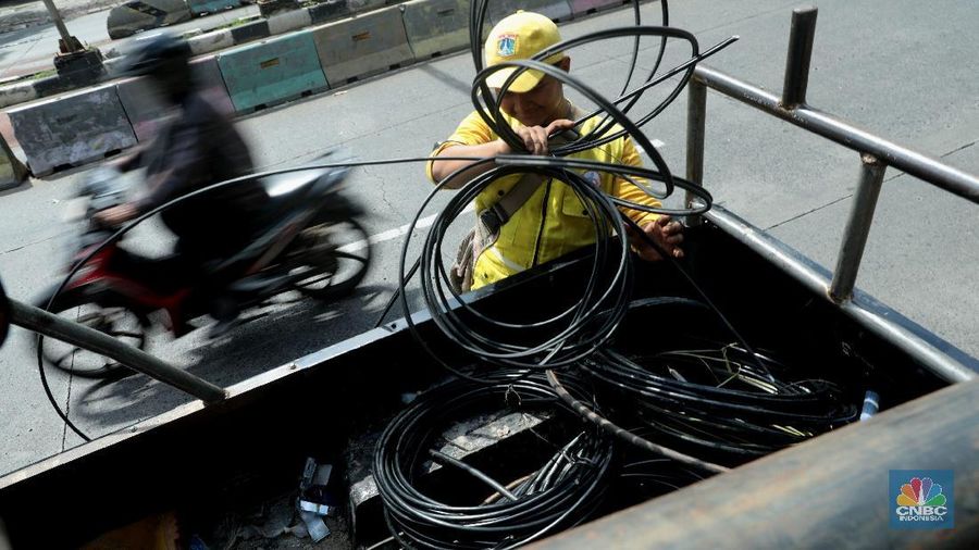 Petugas Satuan Bina Marga Jakarta Selatan, menata sambungan kabel yg semrawut di sepanjang jalan Jati Barat, Jakarta Selatan, Selasa (29/1). Pantauan ²©²ÊÍøÕ¾ para petugas memotong kabel yang Semrawut dan mencabut tiang listrik yang dianggap mengganggu pemandangan. Pengawasan dan pelaksanaan pemasangan jaringan utilitas di ruang atau badan jalan merupakan wilayah wewenang Dinas Sumber Daya Air dan Dinas Bina Marga DKI Jakarta. Utilitas yang semerawut tersebut ddidominasi milik Perusahaan Listrik Negara, (PLN), Telkom dan fiber optik (FO) pihak swasta. Gubernur DKI Jakarta, Anies Rasyid Baswedan menjanjikan konsep penyelesaian permasalahan Utilitas serta semrawutnya kabel di Ibukota akan dirampungkan pada akhir bulan Januari 2019 mendatang.