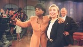 Oprah telah dikenal dekat dengan politikus papan atas Amerika Serikat. Salah satunya adalah Hillary Clinton. Pada 1995, kala itu Hillary yang menjadi ibu negara AS, datang ke acara Oprah. (Photo by POOL / AFP)
