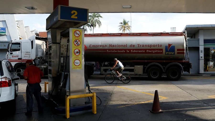 Warga Venezuela diselimuti kekhawatiran akan sanksi Amerika Serikat terhadap perusahaan minyak negaranya, PDVSA.