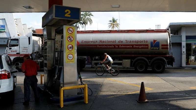 Warga Venezuela diselimuti kekhawatiran akan sanksi Amerika Serikat terhadap perusahaan minyak negaranya, PDVSA.
