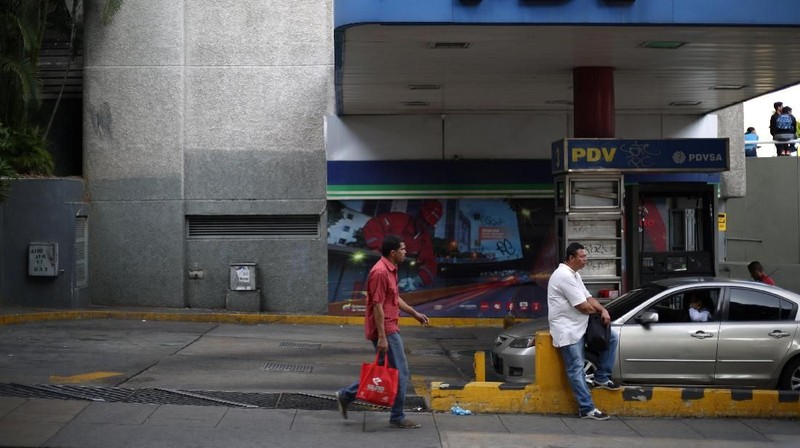 Warga Venezuela diselimuti kekhawatiran akan sanksi Amerika Serikat terhadap perusahaan minyak negaranya, PDVSA.