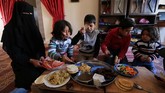 Sang ibu berharap Najjar bisa mendapat perawatan di luar Jalur Gaza. (REUTERS/Ibraheem Abu Mustafa)