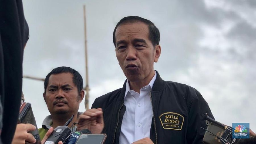 Jokowi bersama sejumlah pemangku kepentingan terkait kembali meninjau langsung program penyambungan listrik gratis di Muara Gembong