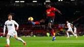 Paul Pogba yang tampil mengkilap sejak kedatangan Ole Gunnar Solskjaer berusaha kembali tampil gemilang di laga lawan Burnley. Namun babak pertama berakhir tanpa gol. (Reuters/Jason Cairnduff)