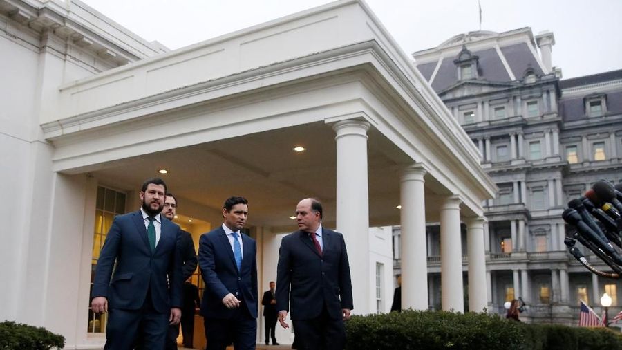 Warga Venezuela diselimuti kekhawatiran akan sanksi Amerika Serikat terhadap perusahaan minyak negaranya, PDVSA.
