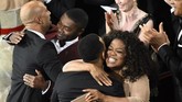 Pada 2014, Oprah menjadi produser dari film 'Selma' yang mengisahkan momentum kebangkitan ras kulit hitam di AS pada 1964. Film tersebut memenangkan piala Oscar untuk kategori Best Original Song. Oprah sendiri pertama kali mendapat nominasi Oscar di film pertamanya, The Color Purple (1985). (AFP PHOTO / Robyn BECK)