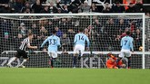 Newcastle United lalu berbalik unggul 2-1 lewat penalti Matt Ritchie di menit ke-80. (REUTERS/Scott Heppell)