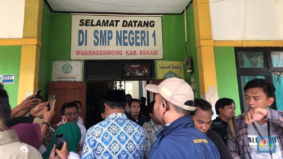 Presiden Joko Widodo (Jokowi) secara tiba-tiba meninjau SMP Negeri 1 Muara Gembong, Bekasi, Jawa Barat, Rabu (30/1/2019).