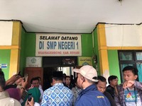 Bareng Kang Emil, Jokowi Temukan Ruang Kelas Rusak di Bekasi