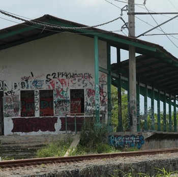 Melihat Kondisi Stasiun KA Pondok Rajeg yang Lama Mati