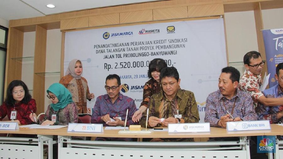 Dana itu digunakan untuk proses penuntasan salah satu ruas Tol Trans Jawa, yakni Tol Probolinggo-Banyuwangi sepanjang 172 km.