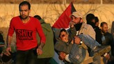 Mohammad An-Najjar (12) terluka ketika dia mengikuti aksi unjuk rasa di Jalur Gaza, Palestina pada 11 Januari lalu. (REUTERS/Ibraheem Abu Mustafa)