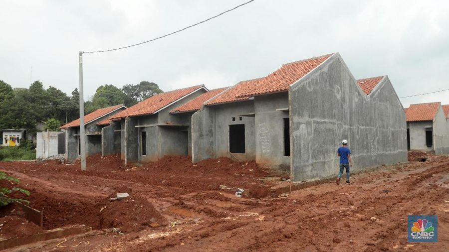 Pekerja membangun rumah KPR di Kawasan Citayam, Ragajaya, Bogor Jawa Barat, Rabu (30/1). Pemerintah akan menaikkan harga rumah bersubsidi sekitar 3% hingga 7,5%. Hal tersebut dikarenakan kenaikan berbagai faktor seperti inflasi dan kenaikan harga bahan baku. Disamping itu pasar rumah tapak menengah dengan kisaran harga mulai Rp 400an juta hingga Rp 800an juta, memiliki pasar yang cukup besar sebagai end user atau pengguna.