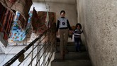 Dokter menyatakan dia terkena serpihan tabung gas air mata. (REUTERS/Ibraheem Abu Mustafa)