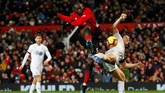 Striker Manchester United, Romelu Lukaku berusaha membongkar pertahanan Burnley. (REUTERS/Phil Noble)