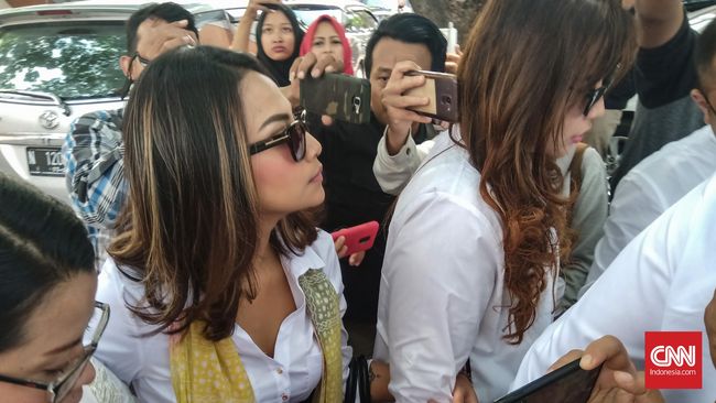 Vanessa Angel Resmi Ditahan di Polda Jatim - CNN Indonesia