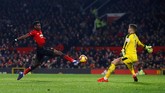 Manchester United berusaha keras untuk bisa mencetak gol di sisa waktu yang ada. (Reuters/Jason Cairnduff)
