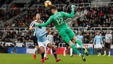 Manchester City berusaha keras untuk bisa mencetak gol penyama kedudukan di sisa waktu yang ada. (Reuters/Lee Smith)