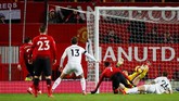 Victor Lindelof akhirnya membawa Manchester United menyamakan kedudukan lewat golnya di menit ke-90. Manchester United mengakhiri laga dengan skor imbang 2-2. (Reuters/Jason Cairnduff)