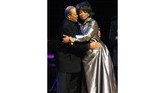 Musisi Quincy Jones salah satu teman terdekat Oprah. Kala Oprah mendapatkan Philadelphia Marion Anderson Award pada 2003 berkat aksi filantropinya, Jones memberikan selamat kepada Winfrey sama seperti Oprah memberikan selamat kepada Jones kala mendapatkan Jean Hersholt Award di Oscar 1995. (William Thomas Cain/Getty Images/AFP)