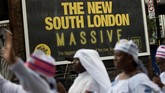 Jemaat gereja Eternal Sacred Order of Cherubim & Seraphim berparade di jalanan untuk merayakan Thanksgiving tahunan di Elephant and Castle di London. (REUTERS/Simon Dawson)